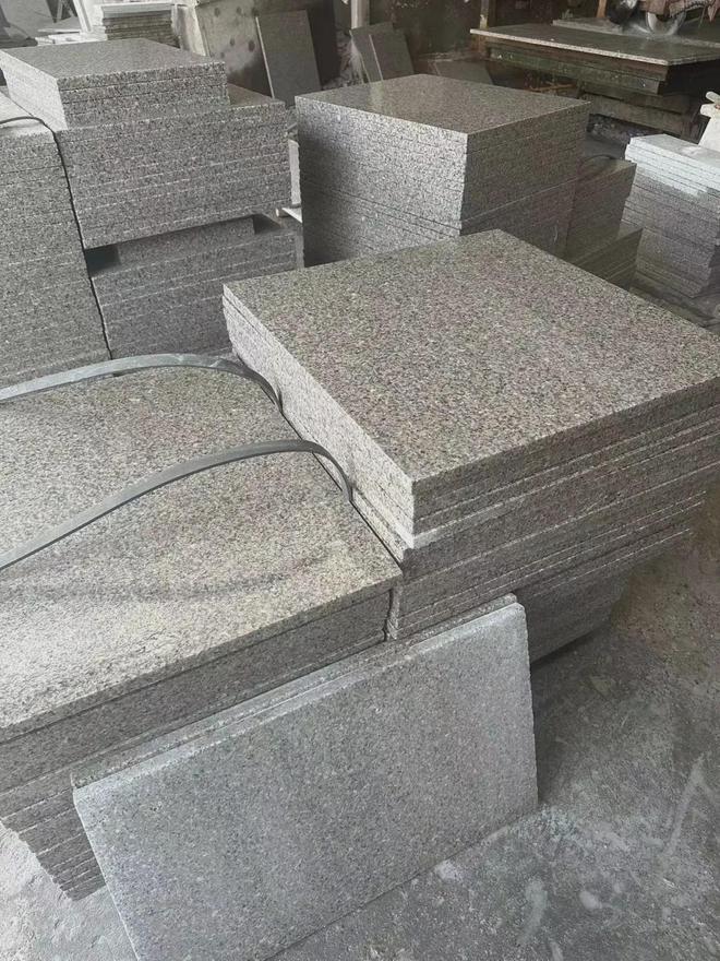 专业加工 芝麻灰与黄锈石花岗岩的荔枝面、火烧面及光面工艺解析