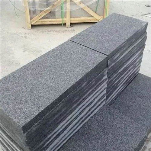 芝麻黑与黄锈石花岗岩加工价格全解析 每平方米成本详解